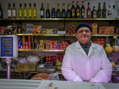 �Il minimarket fu aperto proprio dai miei, nel lontano 1957 � ricorda Mazzacane �: un�attivit� a conduzione familiare in cui lavorammo da subito anche io e i miei due fratelli. Nel 1970 infine, con i miei andati in pensione, decisi di prendere in mano le redini del negozio. E sono ancora qui�